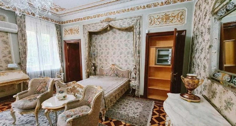 Bucharest : Parliament, Ceauescu Mansion & Village Museum - Key Points