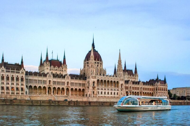 Budapest: 1-Hour Evening Sightseeing Cruise with Drink - Key Points