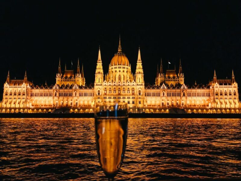 Budapest: 1-Hour Evening Sightseeing Cruise with Drink - Who Will Love This Experience?