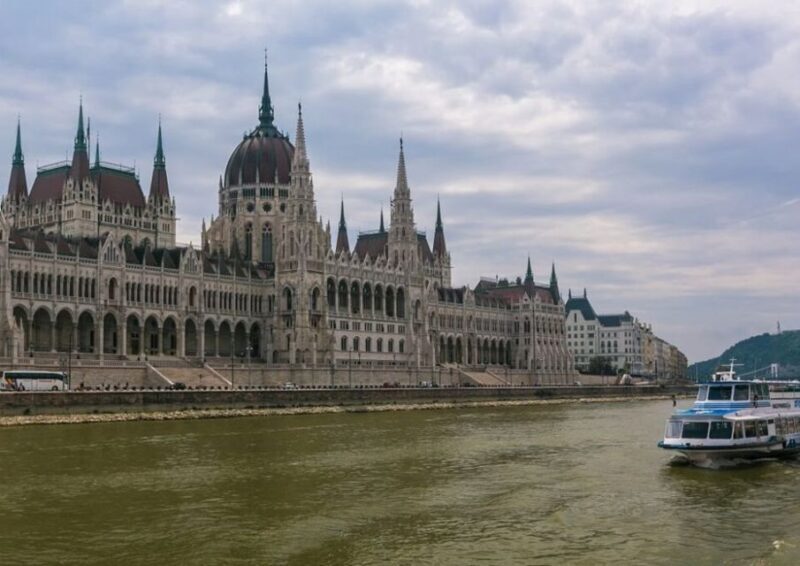 Budapest: 3-hour City Tour with Castle Walk + 1-hour Cruise - Authentic Experiences and Tips