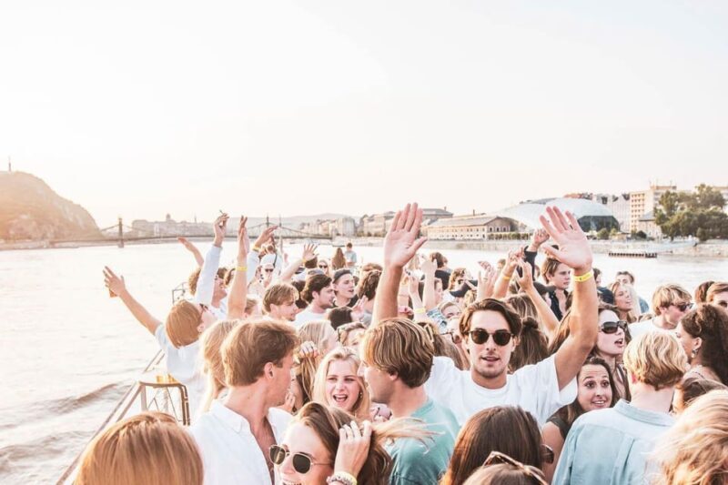 Budapest: Boat Party with option of Unlimited Drinks - Budapest: Boat Party with Option of Unlimited Drinks – A Real Nightlife Experience