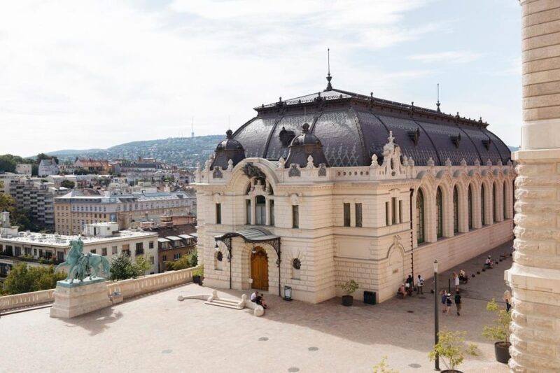 Budapest: Buda Castle Walking Tour & Folk Music Performance - Key Points