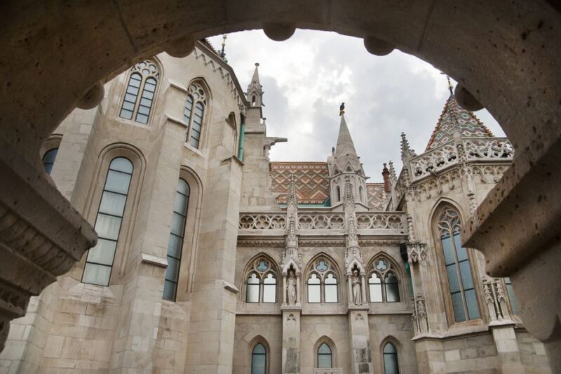 Budapest: Buda Castle Walking Tour in German - Key Points