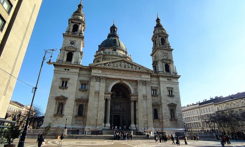 Budapest: Guided City Walking Tour in Buda and Pest - Key Points