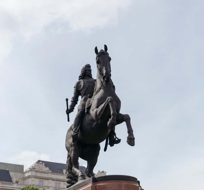 Budapest: Parliament & Its Surroundings Tour with Folk Music - A Detailed Look at the Budapest: Parliament & Its Surroundings Tour