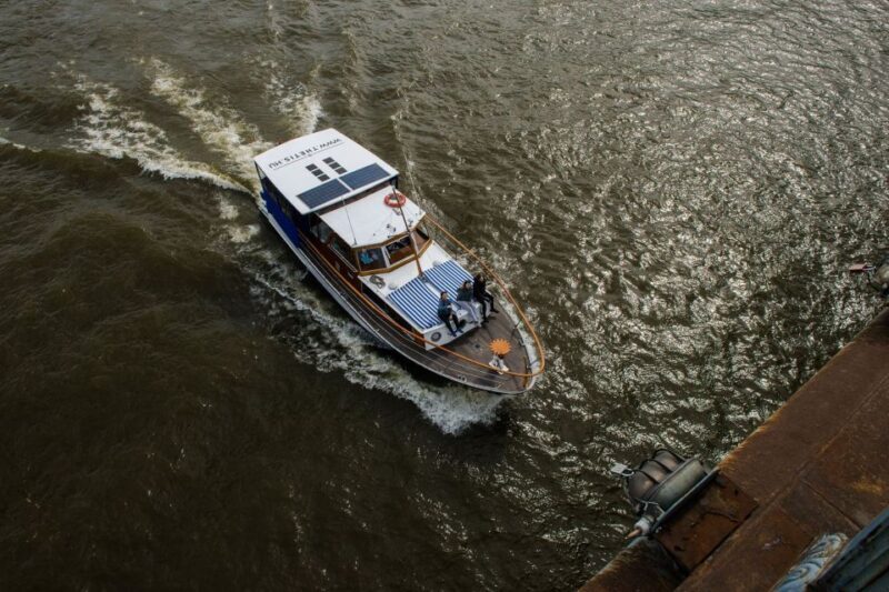 Budapest: Private Danube Yacht Cruise with Welcome Drink - Key Points