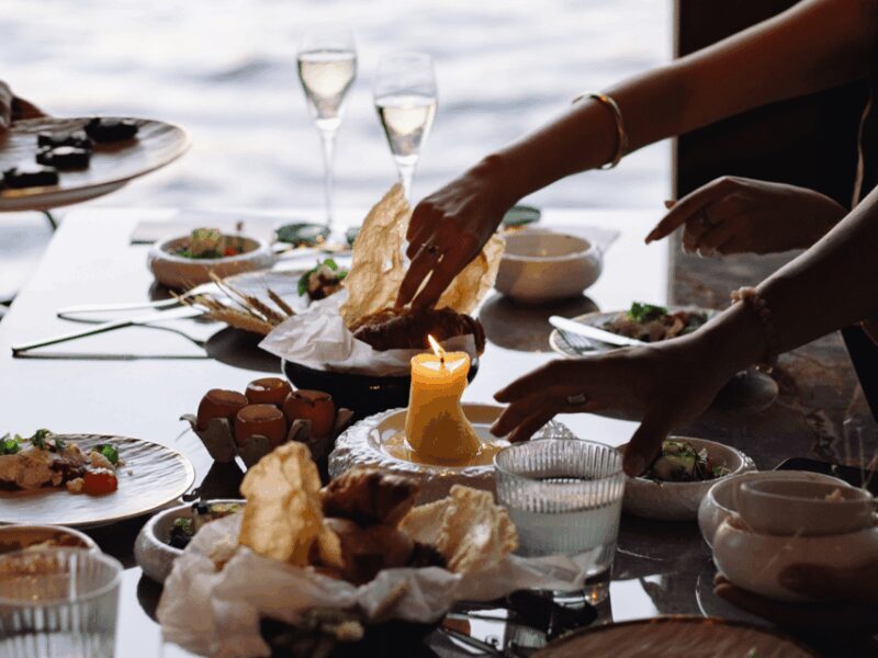 Budapest: Romantic Dinner Cruise-Live Music&Unlimited Drinks - Key Points
