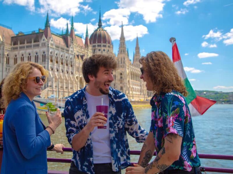 Budapest Sightseeing Cruise with Welcome Drink - Key Points