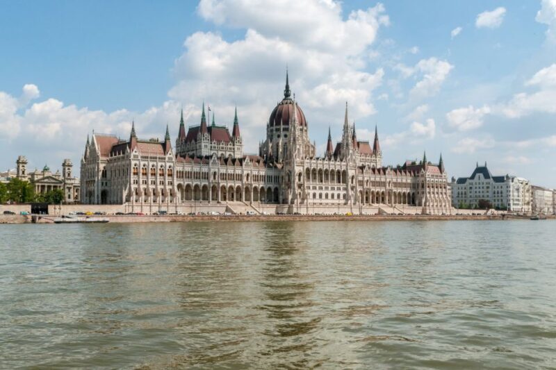 Budapest: Summer Brunch & Cruise with Prosecco or Cake - Food and Drink: What to Expect