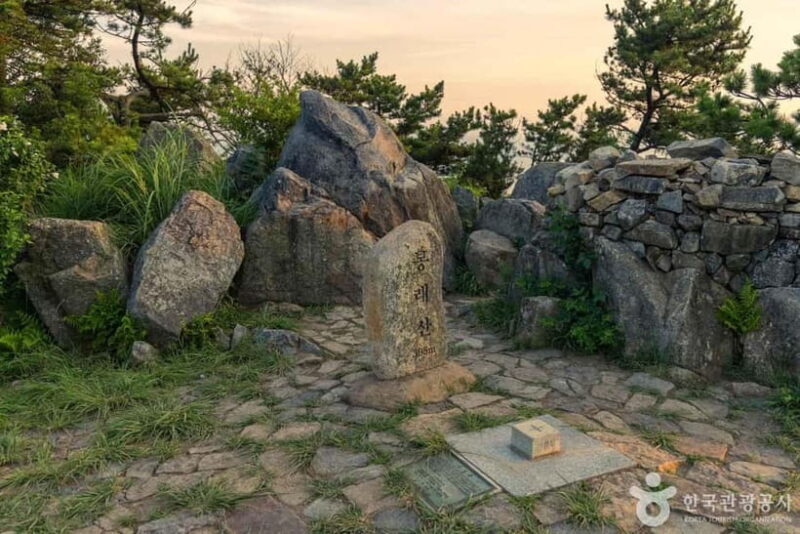 Busan: Bongnaesan Hiking Tour with Local Lunch - The Experience in Detail