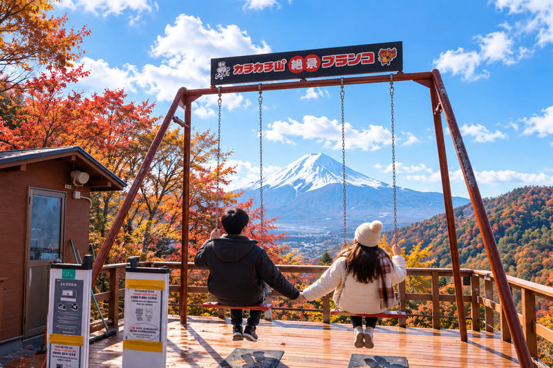 (Cable Car Ticket Included) Mt. Fuji & Lake Kawaguchiko Day Tour | Mt. Tenjo Park / Oshino Hakkai / Chureito Pagoda / Lawson Convenience Store | Off-Peak Travel (Departing from Tokyo) - What the guide and group format mean