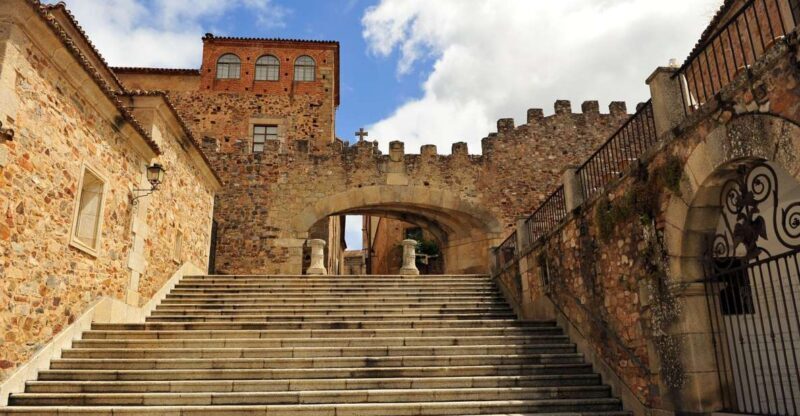 Cáceres: Guided City Highlights Walking Tour - Exploring Cáceres: A Walking History Lesson
