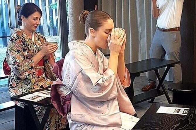 Cafe Lunch and Cultural Experiences of Japan - Key Points