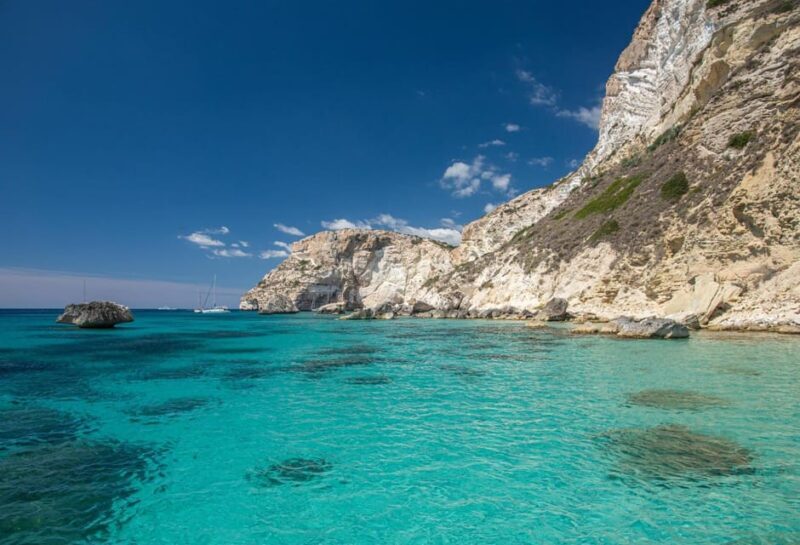 Cagliari: Marina Portus Karalis Tour in barca - The Boat: Comfort and Safety