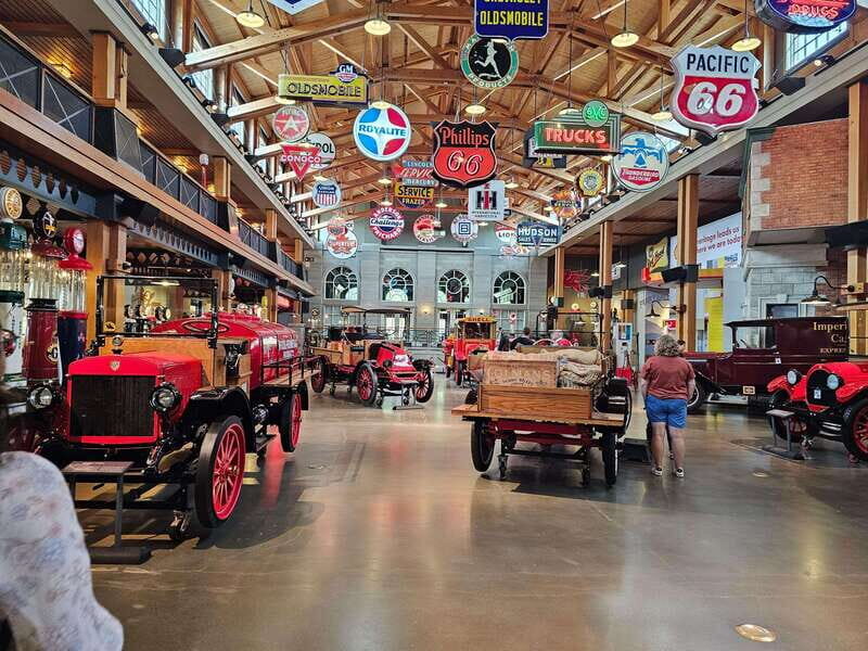 Calgary City Tour & Yamnuska Wolfdog Sanctuary Private Tour - Exploring Calgary and Beyond: What You Can Expect