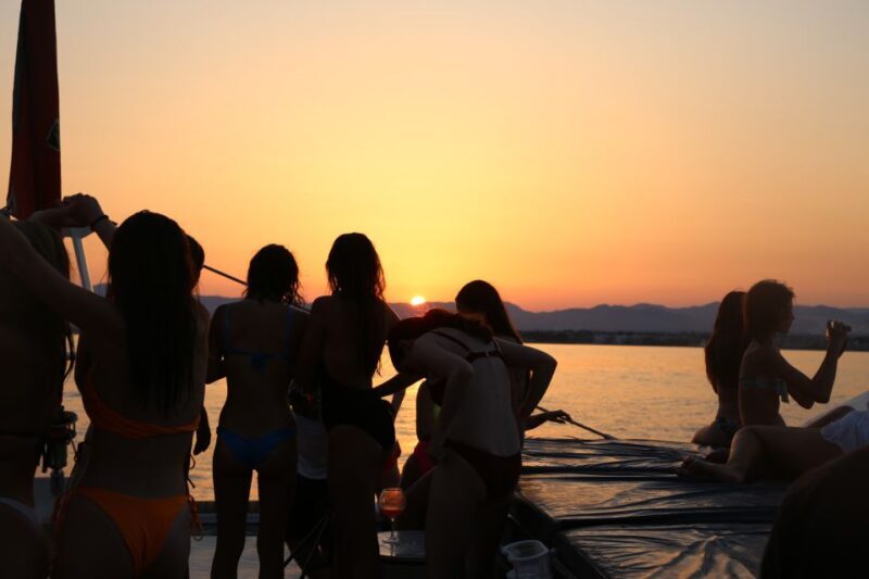 Cambrils: Sunset Catamaran Cruise & Drinks w/ Sunbed - FAQ