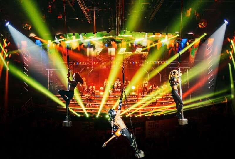 Cancun: Coco Bongo Nightclub Experience - Crowds and Viewpoints