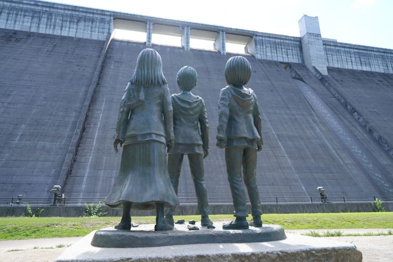 Cantonese, Mandarin, and English tour guide, Attack on Titan/Oyama Dam bronze statue & Hita Station/Mameda-machi nostalgic old town & Yufuin/Yunotsubo Street + Kinrin Lake & Former Bungo Mori Roundhouse Anime Spot Day Tour - At a glance: five things to know