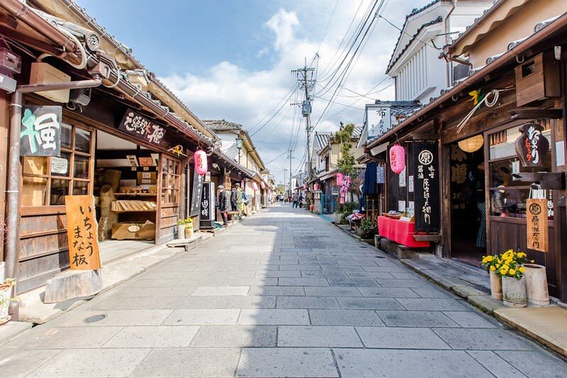 Cantonese, Mandarin, and English tour guide, Attack on Titan/Oyama Dam bronze statue & Hita Station/Mameda-machi nostalgic old town & Yufuin/Yunotsubo Street + Kinrin Lake & Former Bungo Mori Roundhouse Anime Spot Day Tour - Small planning details that make a difference