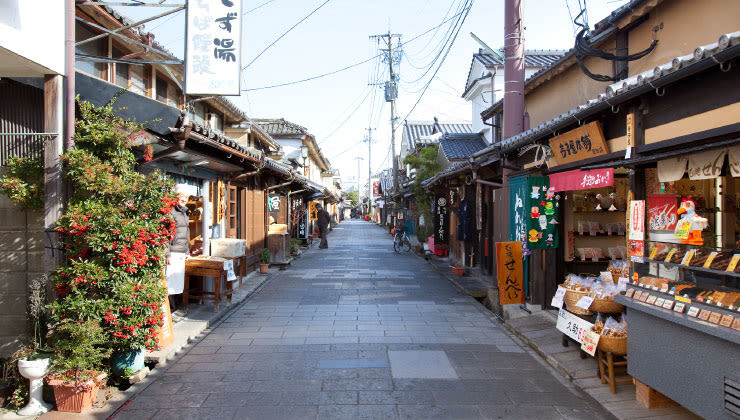 Cantonese, Mandarin, and English tour guide, Attack on Titan/Oyama Dam bronze statue & Hita Station/Mameda-machi nostalgic old town & Yufuin/Yunotsubo Street + Kinrin Lake & Former Bungo Mori Roundhouse Anime Spot Day Tour - Should you book this Hita day trip?