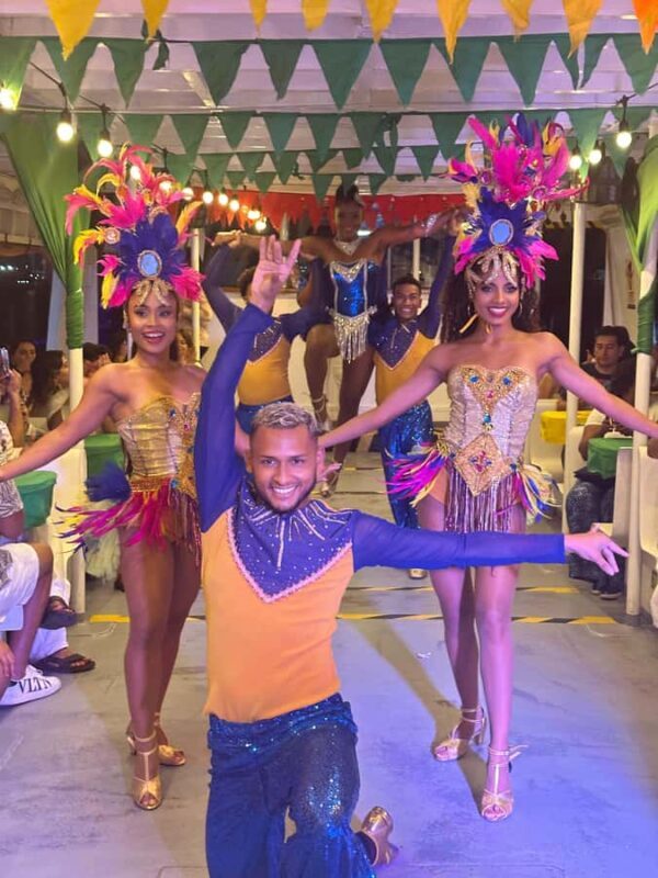 Cartagena: Bay tour with open bar and dance show - Key Points