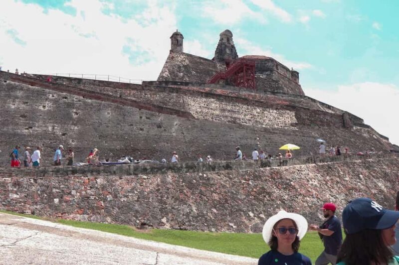Cartagena: BILINGUAL CITY TOUR San Felipe Castle & Old city - Key Points
