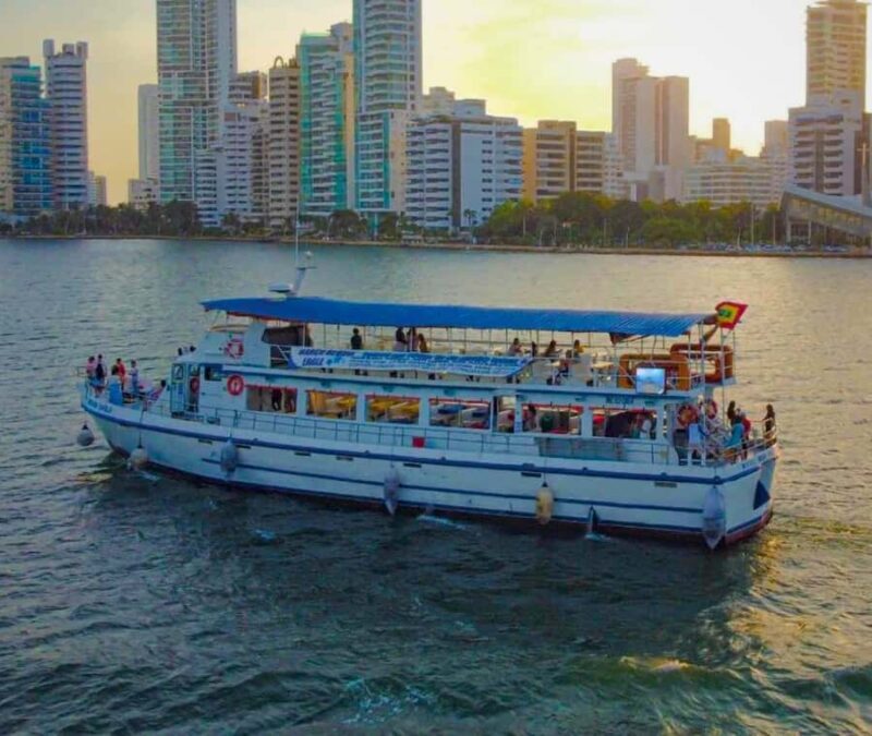 Cartagena: Dinner on a boat while you sail through the Bay - Key Points