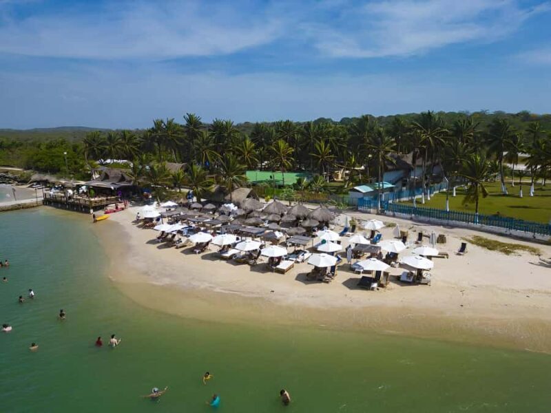 Cartagena: Palmarito Beachclub with Pool, Kayak and paddle! - Key Points