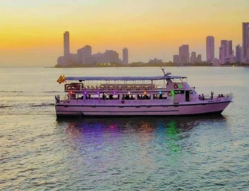 Cartagena: Sunset boat ride on the bay with open bar and musical show! - Cartagena: Sunset boat ride on the bay with open bar and musical show!