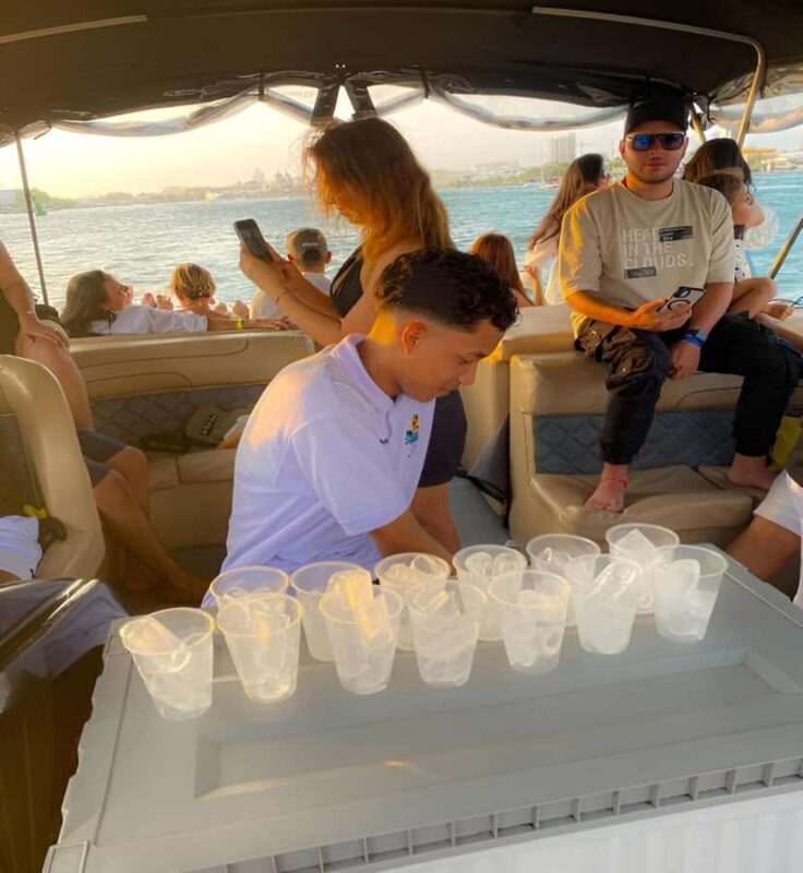 Cartagena: Sunset or nightplan on Dubai boat with Open Bar! - FAQs