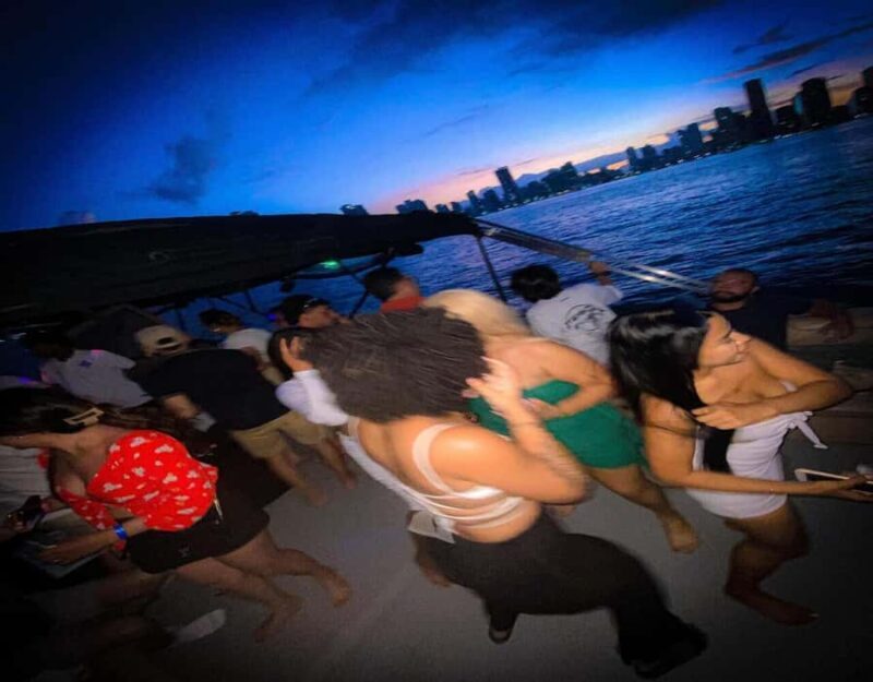 Cartagena: Sunset or nightplan on the bay with Open Bar! - Cartagena: Sunset or Nightplan on the Bay with Open Bar!