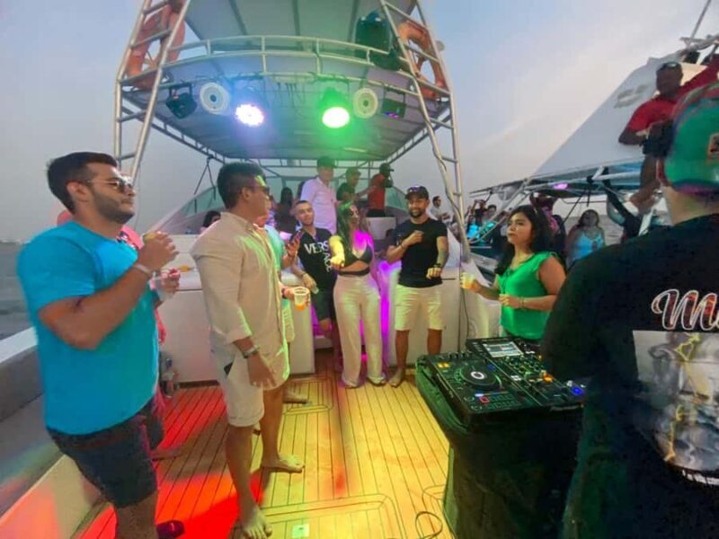 Cartagena: Sunset or nightplan on the bay with Open Bar! - Key Points