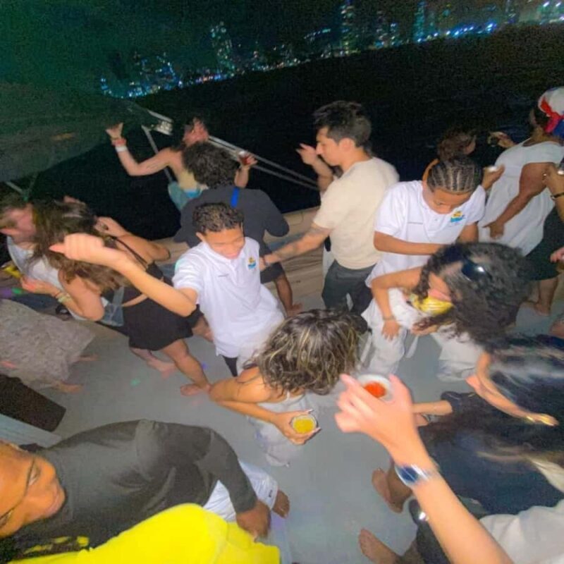 Cartagena: Sunset or nightplan on the bay with Open Bar! - Who Is This Tour Best For?