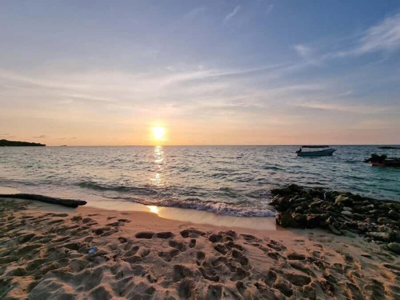 CARTAGENA: TOUR ISLA BARU POPULAR LAND - QUIET BEACH - The Sum Up