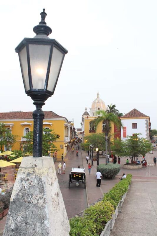 Cartagena: Walking tour in the old city BILINGUAL GUIDE - Key Points