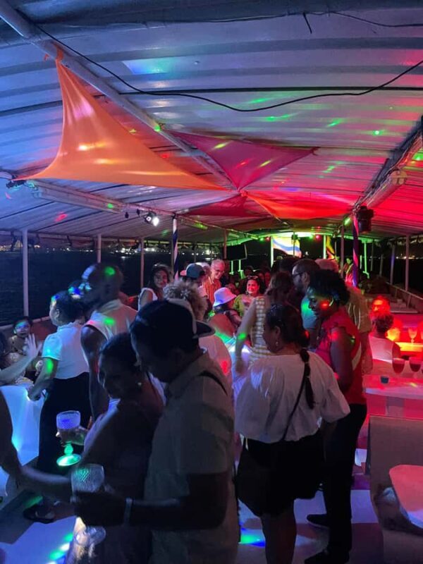 Cartagena: White night boat tour with dinner and open bar - Key Points