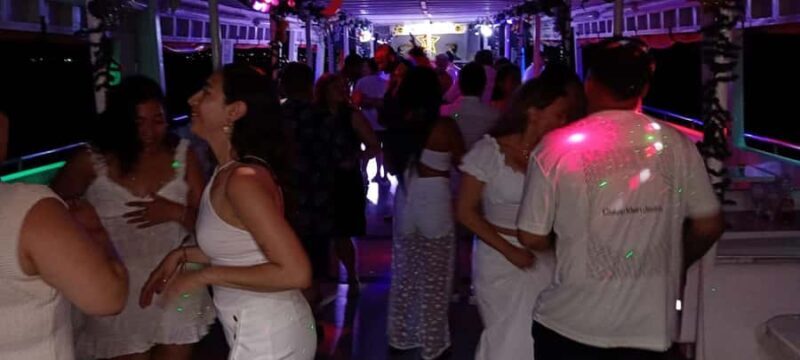 Cartagena: White night boat tour with dinner and open bar - FAQs