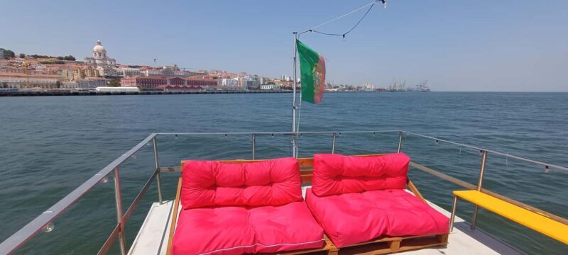 Cascais Coastal Secrets: 90-Minute Cruise with Free Drinks - Key Points