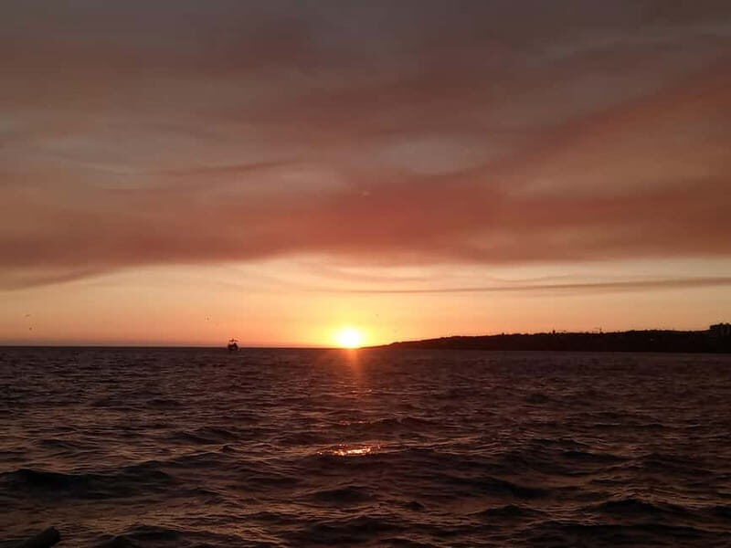 Cascais: Sunset Boat Trip with Welcome Drinks - Key Points