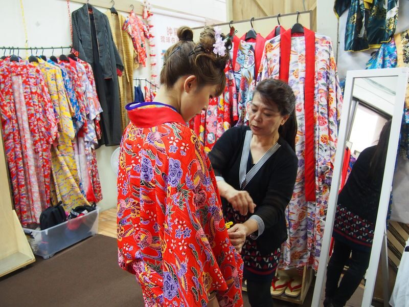 Casual Ryuso Costume Experience & Photo Shoot (Naha) - A quick costume change with a sense of place
