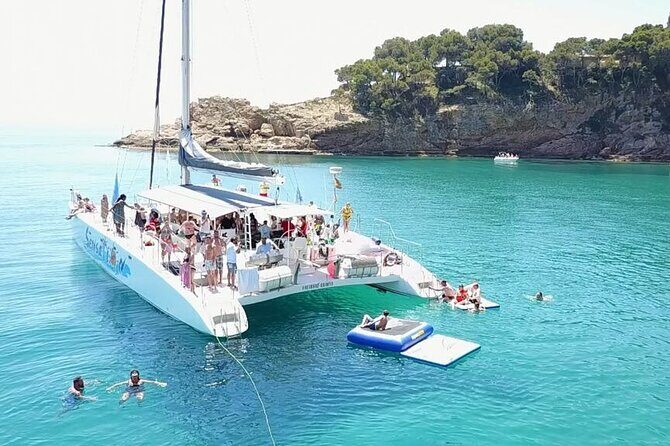 Catamaran departure in a young atmosphere - Practical Details and What to Expect