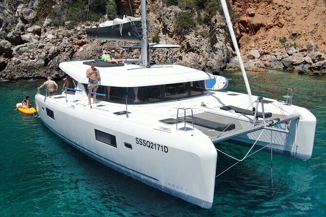 Catamaran in Alghero, daily boat trip - The onboard experience: food, drinks, and atmosphere