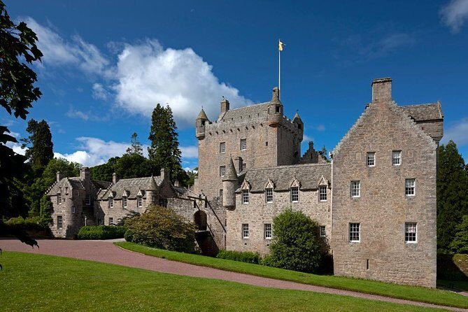 Cawdor Castle, Clava cairns and Culloden Battlefield - An Authentic Look at Scottish Heritage: Cawdor Castle, Clava Cairns, and Culloden Battlefield