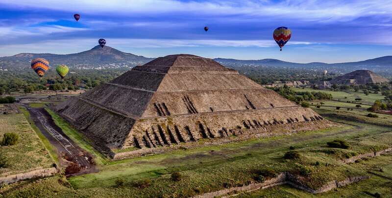 CDMX: Fly over Teotihuacan in a hot air balloon, with transfers and breakfast included. - Key Points