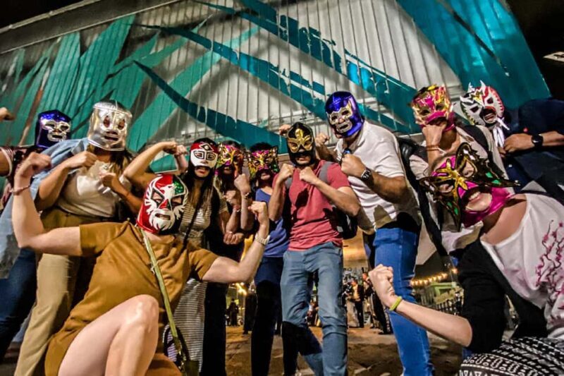 CDMX: Mexican nightlife with shots and wrestling - Key Points