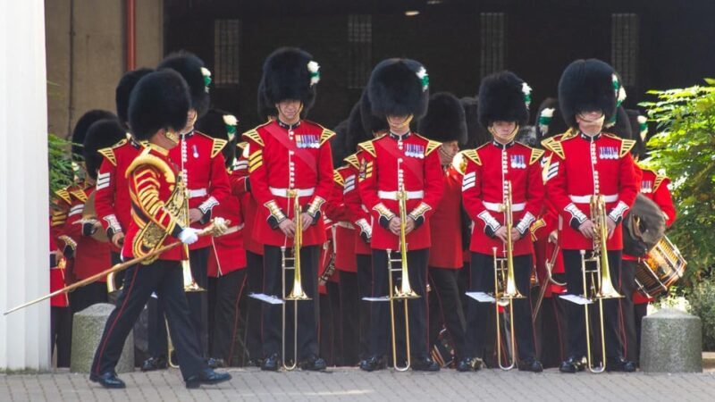 Changing of the Guard & Royal Food Tour with 10+ Tastings - Key Points