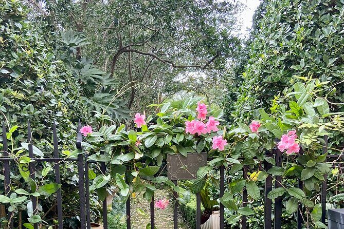 Charleston History and Horticultural Tours - Charleston History and Horticultural Tours: A Walk Through Time and Gardens