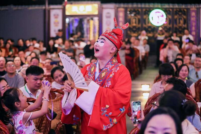 Chengdu: Sichuan Opera Face-Changing and Acrobatics Show - Who Will Love This Tour?