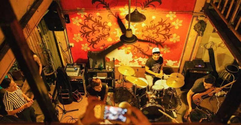 Chiang Mai: Chiang Mai Bar Hopping Guided Night Tour - Starting Point and First Impressions