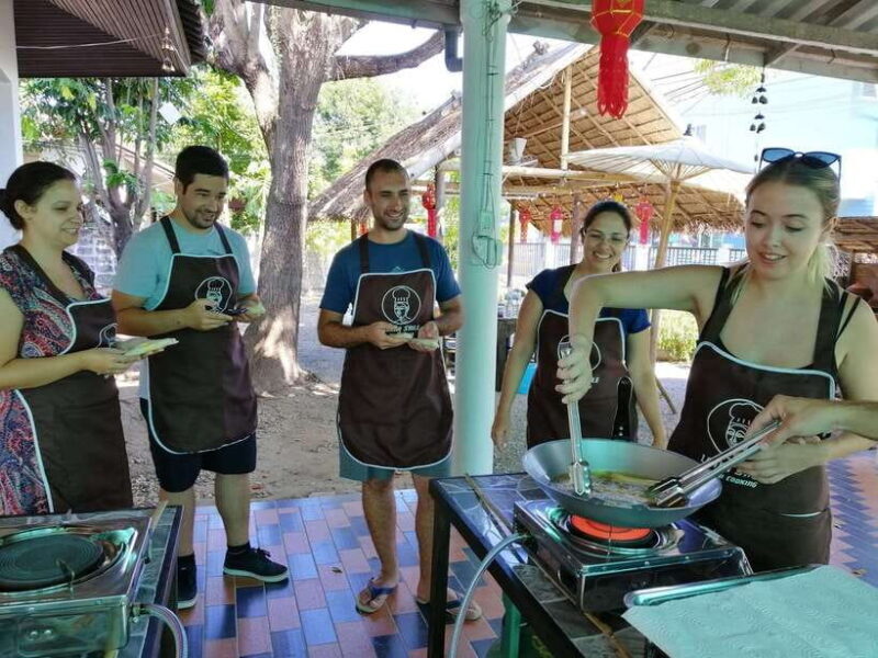 Chiang Mai: Thai Cooking and Market Tour with Lanna Smile - Key Points